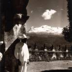 Indígena viendo hacia el volcán Iztaccíhuatl en Amecameca