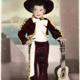 Niño vestido de charro con guitarra