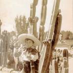 Niño mexicano vestido de charro