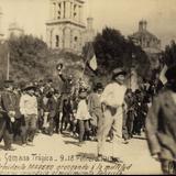 Francisco I. Madero arengando a la multitud durane la Decena Trágica (1913)