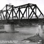 Puente viejo sobre el Río Bravo