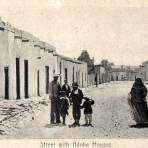 Calle y casas de adobe, la Aduana Fronteriza al fondo