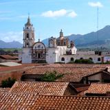 La Parroquia del Santo Patrono se destaca sobre los bellos tejados del pueblo