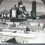 Vista de la catedral de Puebla entre el Popocatépetl y el Iztaccíhuatl