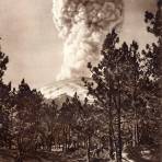 El Popocatépetl en erupción, desde Tlamacas (circa 1920)