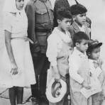 Familia durante un casamiento colectivo de soldados del ejército mexicano (1939)