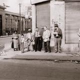 Esperando el autobús (c. 1940)