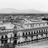 Palacio Nacional y los volcanes Iztaccíhuatl y Popocatépetl (por William Henry Jackson, c. 1888)