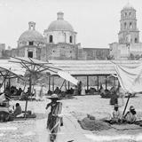 El Mercado con el Convento de la Cruz al fondo (por William Henry Jackson, 1888)