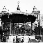 Kiosco en el Zócalo y Catedral Metropolitana al fondo