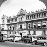 Autobuses frente al Palacio Nacional