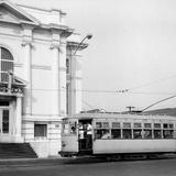 Tranvía frente al edificio de correos (1969)