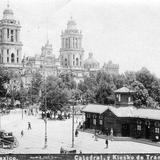 Catedral y kiosco de los tranvías en el Zócalo (c. 1903)