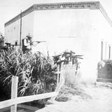 Revolucionarios parapetados junto a la acequia durante la batalla de Ciudad Juárez (Bain News Service, 1911)