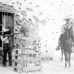 Huellas de balas en una casa de adobe en Ciudad Juárez (Bain News Service, c. 1911)