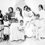 Matilde Martínez y su familia, desplazados de la revolución en Chihuahua (Bain News Service, c. 1914)