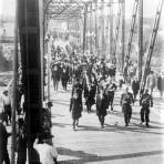 Porfirio Díaz en Ciudad Juárez cruzando el puente hacia El Paso, Texas (Bain News Service, 1910)