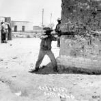 Revolucionarios escenificando la batalla de Ciudad Juárez (Bain News Service, 1911)