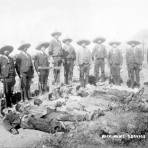 Rurales junto a insurrectos muertos (Bain News Service, c. 1912)