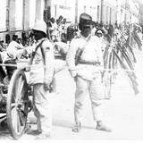 Tropas en la Calle de Revillagigedo en la Ciudad de México durante la Decena Trágica (Bain News Service, 1913)