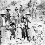 Un grupo de revolucionarios comiendo tortillas (Bain News Service, c. 1914)