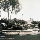 JARDINES Y FUENTE EN LA ALAMEDA por el fotografo HUGO BREHME