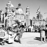 Danzantes frente a la Basílica de Guadalupe