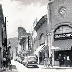 Sanborns, en el cruce de las calles Escobedo y Morelos