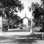 Avenida Pino Suárez y Arco de la Independencia