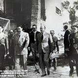 Presidente Miguel Alemán saliendo de la casa del Sr. Arturo A. San Román (1947)