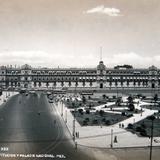 EL PALACIO NACIONALY LA PLAZA DE LA CONSTITUCION