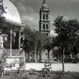 Plaza Zaragoza, kiosko y catedral de Monterrey, N.L.