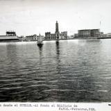 El mar visto desde el Muelle al fondo el edificio de Faros