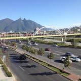 Av. Constitución, el Puente del Papa y el cerro de La Silla. Diciembre/2016