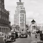 Avenida Juárez: Edificio Corcuera, El Caballito y Monumento a la Revolución (circa 1946)