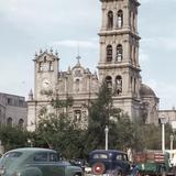 Catedral de Monterrey y autos frente a la Plaza Zaragoza (1954)