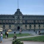 Jardines del Zócalo frente al Palacio Nacional (1957)