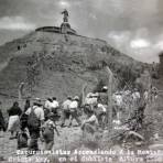 Excursionistas ascendiendo el cerro de Cristo Rey