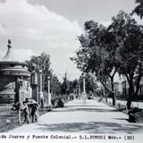 Avenida Juarez y fuente colonial.