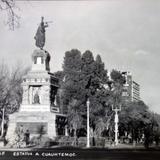 Estatua a Cuahutemoc.