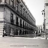 Edificio hundido cerca de la calle Madero de la Cd. de Mexico 1928