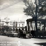 Pergola y Palacio Municipal.