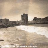 Escena playera del paseo olas altas ( Fechada el 26 de Novirmbre de 1953 ).