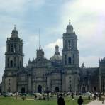 Catedral Metropolitana y Zócalo con jardines (1955)