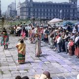 Danzantes en el atrio de la Catedral Metropolitana (1955)