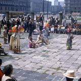 Danzantes en el atrio de la Catedral Metropolitana (1955)