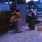 Tipos mexicanos Vendedoras de comida en una terminal de Autobuses Coatzacoalcos Veracruz(1965)