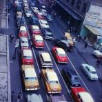 Trafico en una de las calles de la Ciudad de México 1963