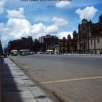 Escena Callejera de la Ciudad de México 1956 .