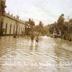 Aspecto desconsolador de la inundacion de avenida Madero ( Acaecida el 7 de Junio de 1926 ) en La Villa de Guadalupe Hidalgo .